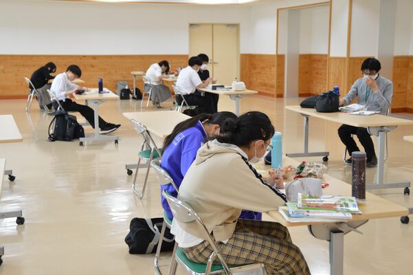 公営塾交流事業の土曜臨時開講を利用する茂木中の塾生（手前２人）と茂木高の塾生、講師