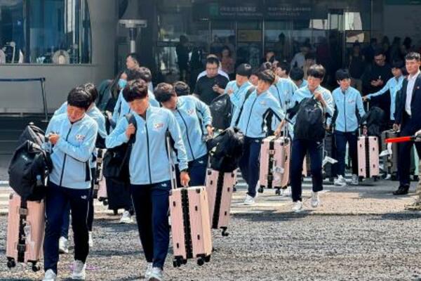 　韓国で行われる試合に出場するため、経由地の北京の空港に到着した北朝鮮のサッカー女子選手団＝１２日（共同）