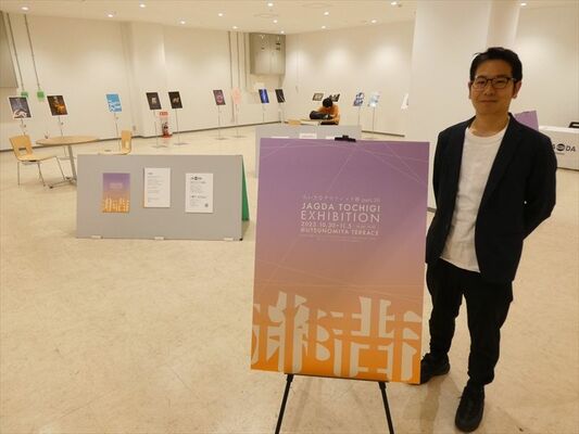 ７年ぶりの企画展を案内する玉川さん