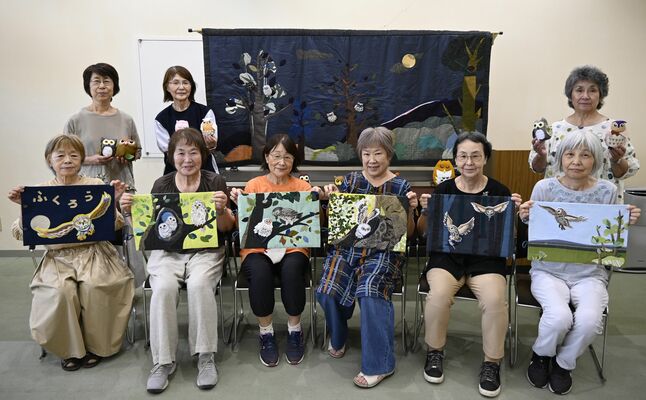 「ひまわり糸の会」が制作した布絵本「ふくろう」