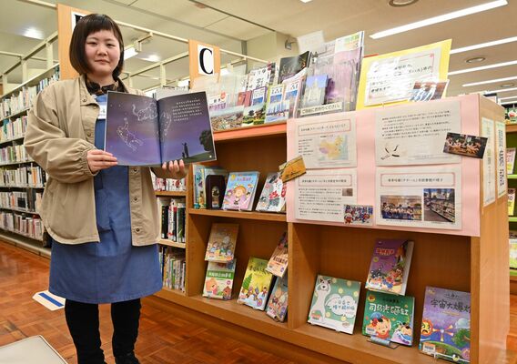チチハル市からの寄贈された絵本や教材が並ぶ「ＯＮ　ＪＡＰＡＮコーナー」