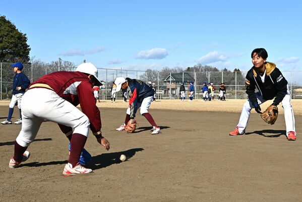 選手に教わりながら野球の練習をする子どもたち