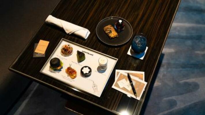 　「オークウッドプレミア東京」で提供されるハイティー。食後にはモンブランのボールペンとポストカード（右）が用意される（提供写真）