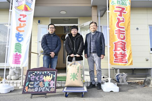 寄付を受けた藤田さん（左）と寄付した渡辺会長（右）