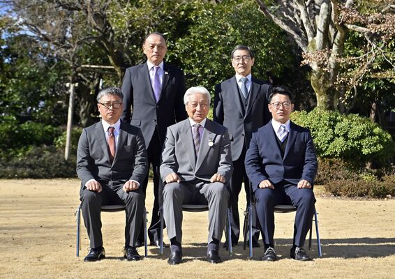 大賞に輝いたＫｕｎｉ’ｓファーム（前列左）と美土里農園（同右）の代表者ら＝31日午前10時45分、県公館
