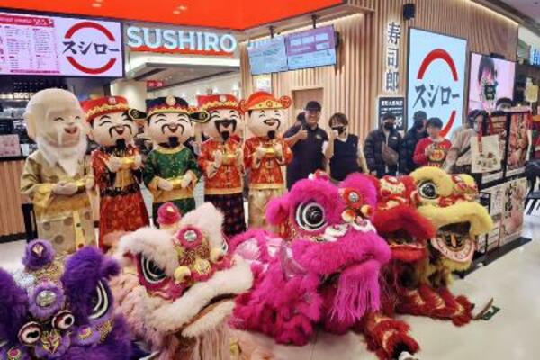 春節にオープンした、回転ずし大手「スシロー」の北京で4カ所目となる新店舗=1月