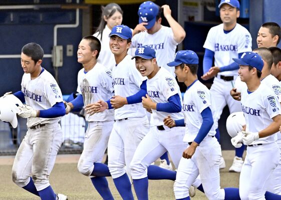 初優勝を果たし、笑顔で応援席に駆け出す白鴎足利ナイン＝26日午後１時５分、前橋市敷島町