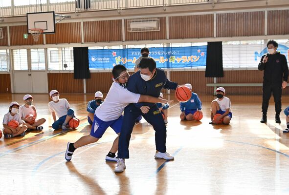 新田小で開かれたバスケットボール教室