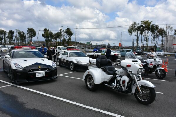 交通安全運動を呼びかける周知広報会場に展示された警察車両