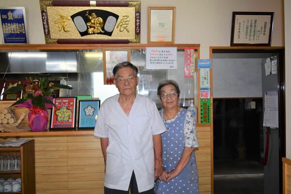 惜しまれつつ今月末で閉店する松川食堂の松川夫妻