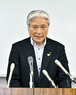 記者会見で６選出馬を表明する福田知事＝21日午後７時55分、宇都宮市駒生１丁目
