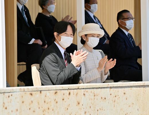 入場行進する本県選手団に拍手を送る秋篠宮ご夫妻＝29日午前10時25分、カンセキスタジアムとちぎ、代表撮影
