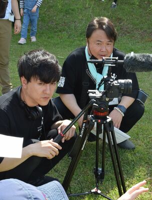 短編映画の原作、脚本、監督を手がける菊池さん（右）と映像監督の木下さん