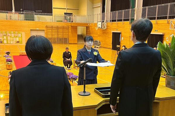 証書を受け取る山越さん