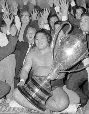 1972年3月、大相撲春場所で初優勝を飾り、賜杯を手に笑顔を見せる長谷川=大阪府立体育会館