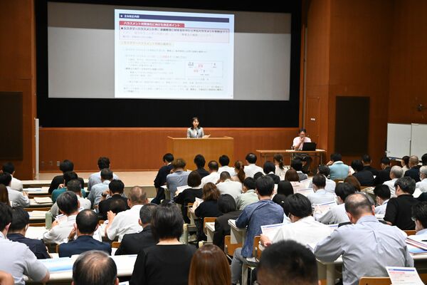 事業主に対しカスハラ対策の義務化などを周知した説明会=17日午後、県庁研修館