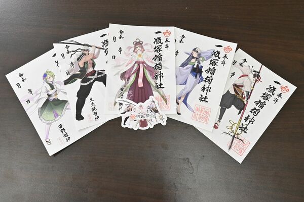 新たに登場した３体の御朱印（下３枚）とポーズ違いの五祭神。そろえると特典ステッカーがもらえる