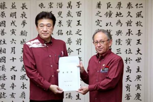 　沖縄県の玉城デニー知事（右）から要望書を受け取る木原官房長官＝３０日午後、沖縄県庁