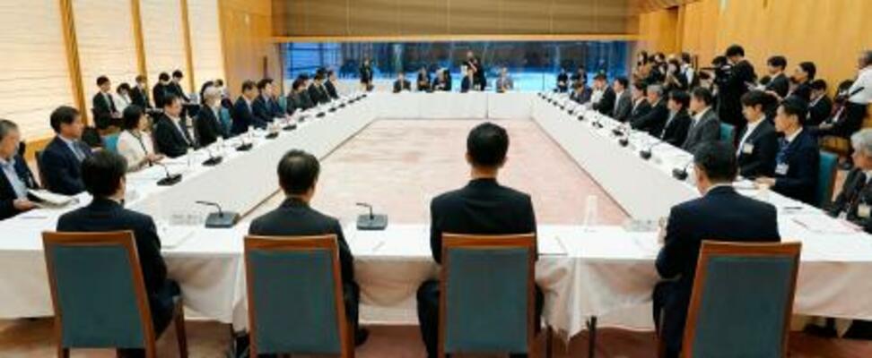 首相官邸で開かれた中小企業の賃上げや活力向上に関する関係省庁の会議=1日午後