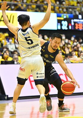第２クオーター６分、相手選手の激しいチェックを受けるブレックスの鵤