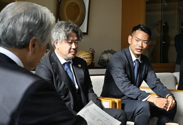 来季Ｊ３への意気込みを語る栃木シティのＤＦ内田主将（右）と大栗社長＝県庁