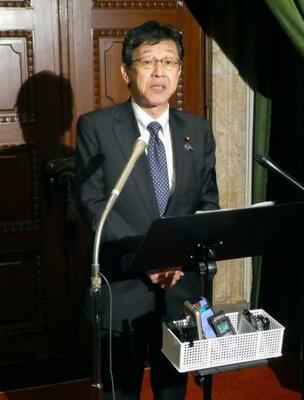記者会見する松本サイバー安保相=12日午前、国会