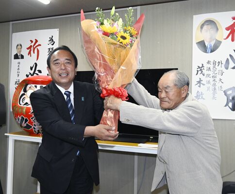 初当選が確実となり花束を受け取る琴寄昌男氏（左）＝19日午後10時5分、栃木市大平町川連、森田大地撮影