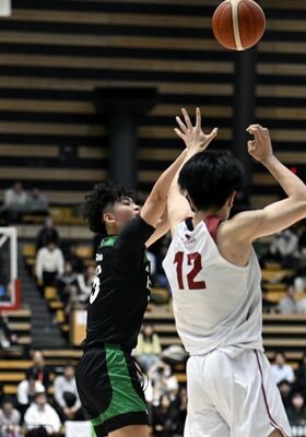 第4クオーター5分、白鴎大の小川(奥)がシュートを決める=東京都大田区の大田区総合体育館、森田大地撮影