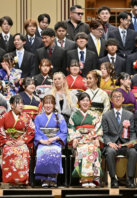 記念撮影に臨む参加者たち＝３日午前11時30分、大田原市本町１丁目