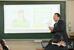 中学３年生の授業で知事選に触れた山崎教諭。生徒を前に「４年後、投票に行く？」と問いかけた＝７日午後、宇都宮東高付属中