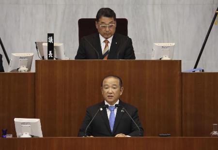 　生成ＡＩで作成した文案を基に答弁する相模原市の本村賢太郎市長