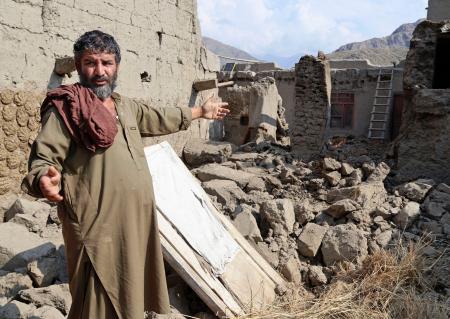 アフガニスタン東部の地震で家屋が倒壊し、娘が下敷きになった現場を説明するリヤカット・アリさん=5日、クナール州ヌールガル(共同)