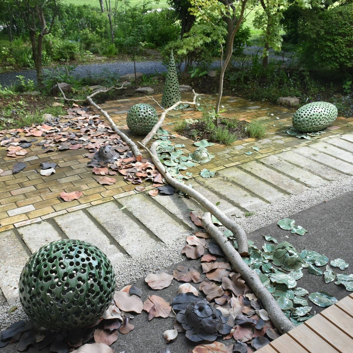 新緑の庭に映える緑釉 宇都宮の陶芸家谷口さん、益子で16日まで「臨界