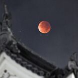やぐらの上に赤銅色の満月　３年ぶりの「皆既月食」　栃木県内でも観測