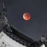 やぐらの上に赤銅色の満月　３年ぶりの「皆既月食」　栃木県内でも観測
