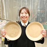 鹿沼土が工芸品に？　鹿沼・地域おこし協力隊保坂さんがうわぐすり開発　焼成した皿、イベントで披露へ