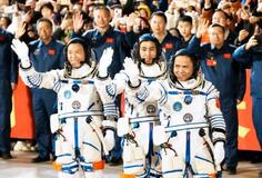 中国、有人宇宙船ドッキング成功