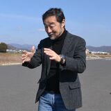 「中村医師と訪れたかった」足利出身・映画監督の谷津さん、田中正造ゆかりの地でしのぶ