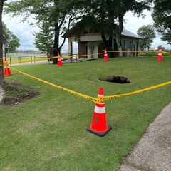小山・城山公園の芝生一部陥没、立ち入り禁止に　市が原因調査中、復旧時期など未定