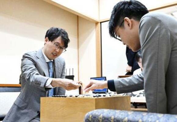 　囲碁の第５１期碁聖戦５番勝負の第２局で佐田篤史七段（右）に勝利し、対局を振り返る井山裕太碁聖＝１０日午後、大阪市の関西棋院