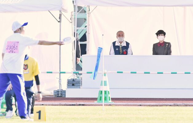 フライングディスクを観戦される高円宮妃久子さま（右）＝30日午後２時35分、栃木市総合運動公園陸上競技場