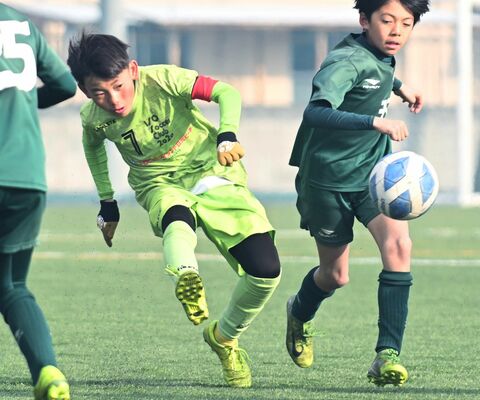 ＪＡ全農杯の部準決勝リーグＸ組　ヴェルフェ矢板ｎｏｕｖｅａｕ－ＩＳＯ　ＳＣ戦　第２ピリオド５分、ＩＳＯ　ＳＣ・山岸がシュート＝ＳＡＫＵＲＡグリーンフィールド