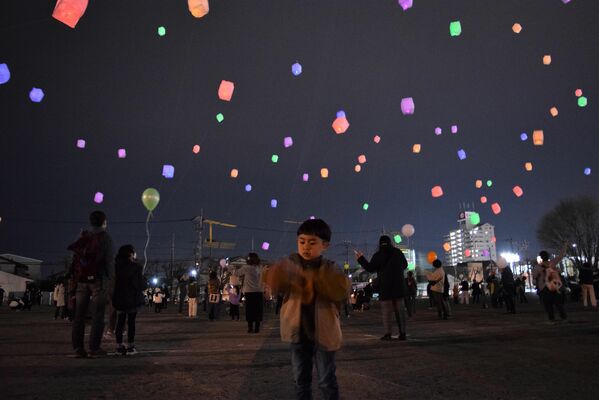 夜空に浮かんだ色とりどりのランタンバルーン＝18日夜、宇都宮市