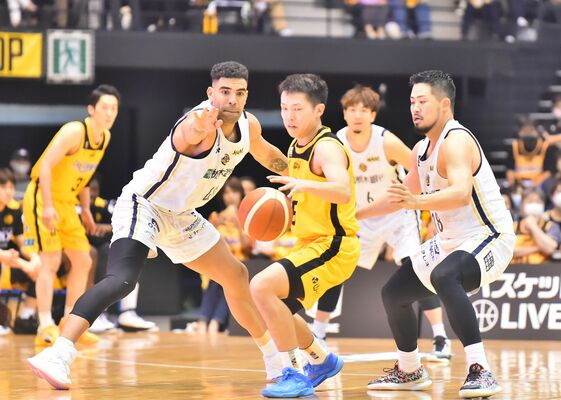 第３クオーター、ブレックスの鵤（右）とスコットが相手に激しいプレッシャーをかける＝仙台市のゼビオアリーナ仙台