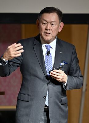 しもつけ21フォーラムで講演する川添氏=11日午後、宇都宮市本町