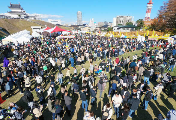 宇都宮城址公園で開かれた宇都宮餃子祭りの様子（2022年11月）
