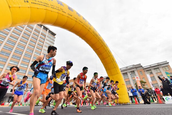 2020年の第61回大会でスタートを切る１区の選手たち