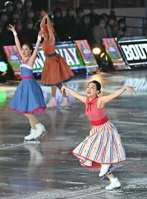華やかなアイスショーを繰り広げる浅田真央さん（右）ら＝22日午前11時45分、日光市所野