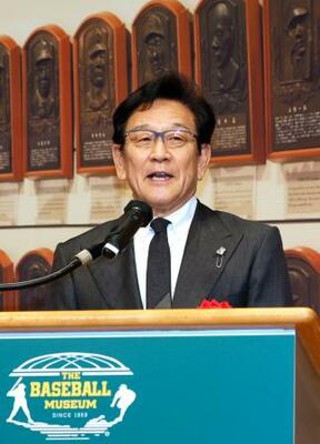 野球殿堂入りし、あいさつする栗山英樹さん=15日、東京都内