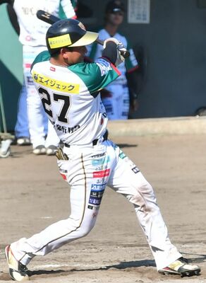 ７回、栃木ＧＢの田代が２点適時二塁打を放つ＝システム興産スタジアム